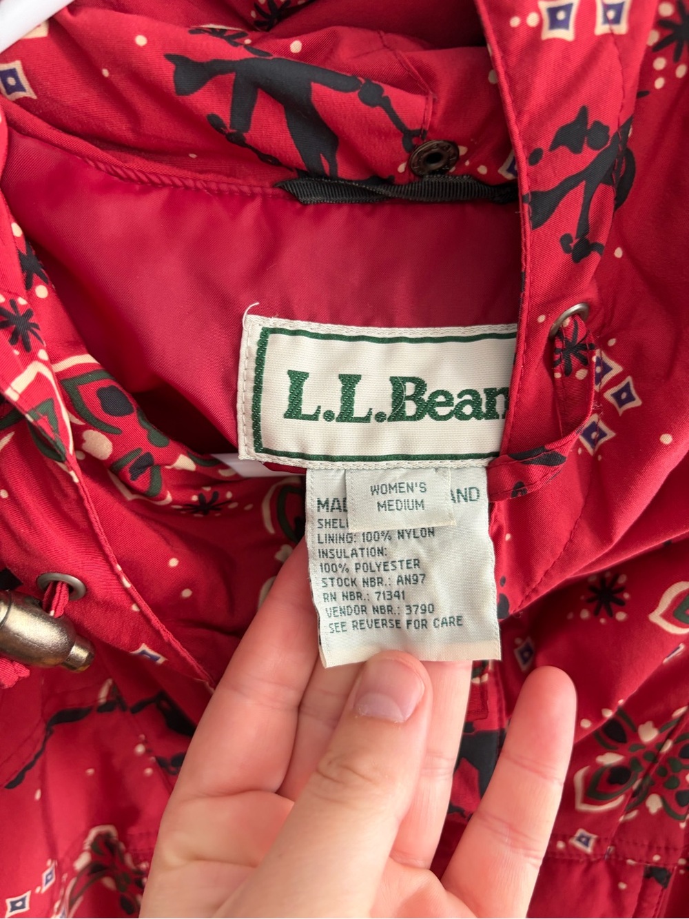 Vintage LL Bean Women’s Red Hooded Parka Jacket with Skier Print - Picture 5 of 8